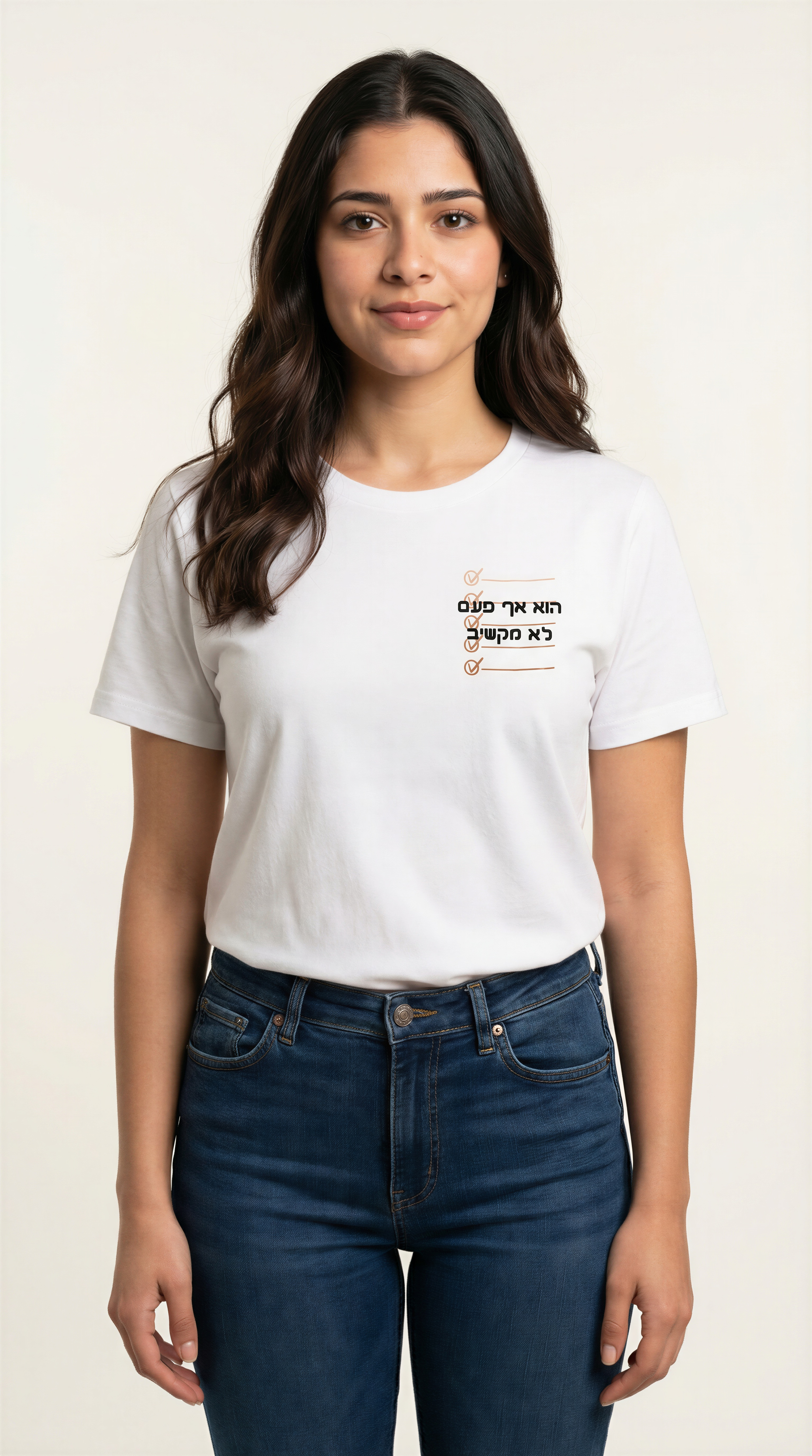 חולצת נשים לבנה עם כיתוב מצחיק "הוא אף פעם לא מקשיב", חלק מסט חולצות זוגות, דוגמנית לובשת חולצה איכותית מ-100% כותנה אורגנית.