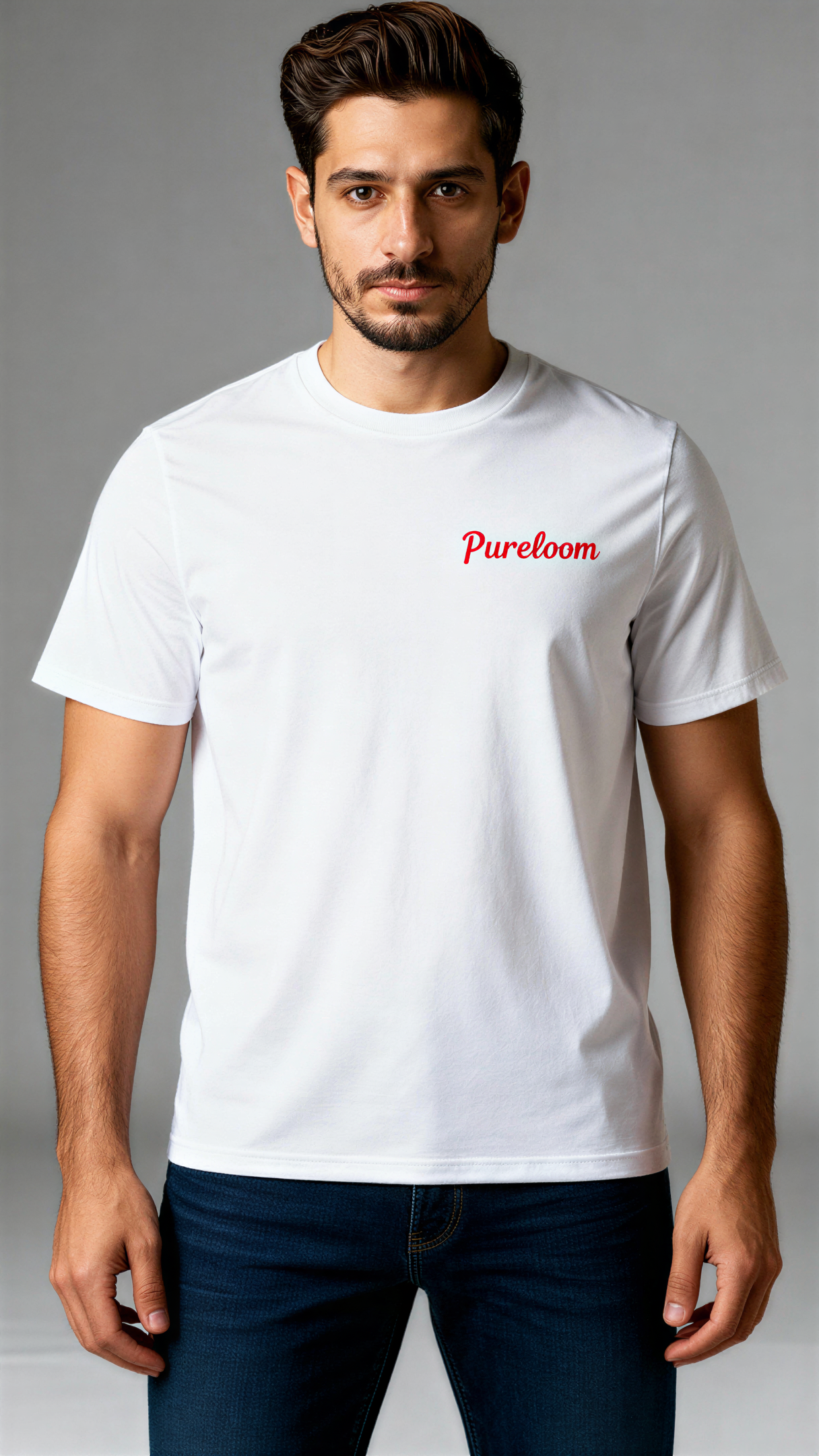 במבט קדמי, גבר לובש חולצת כותנה אורגנית לבנה עם לוגו אדום "Pureloom" בצד שמאל של החזה מבית פיורלום.