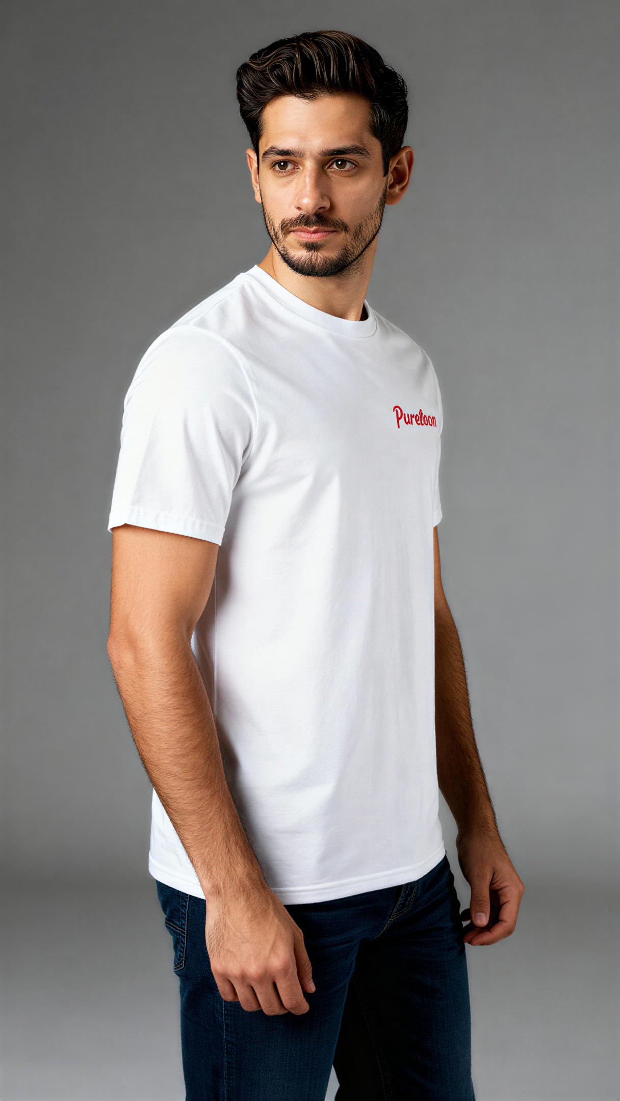 במבט צדדי, גבר לובש חולצת כותנה אורגנית לבנה עם לוגו אדום "Pureloom" בצד שמאל של החזה מבית פיורלום.
