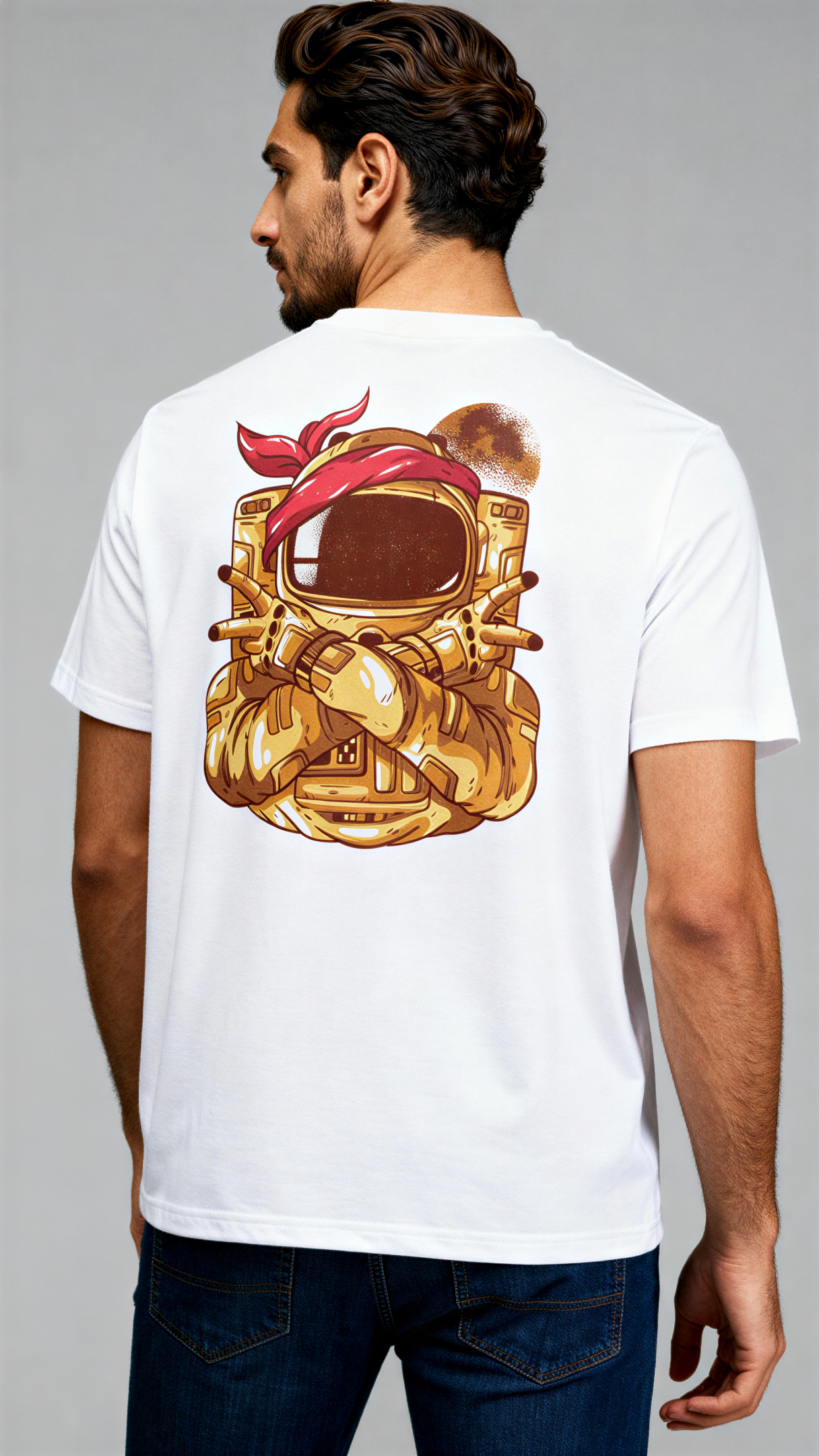 במבט מאחור, גבר לובש חולצת כותנה אורגנית לבנה עם הדפס צבעוני של אסטרונאוט חוצה ידיים על רקע הירח מבית פיורלום.