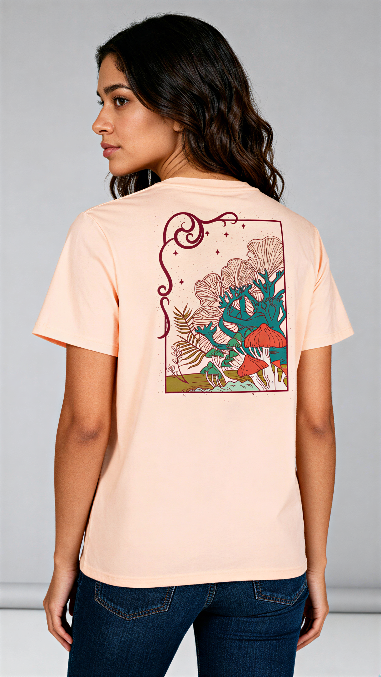 במבט מאחור, אישה לובשת חולצת כותנה אורגנית בצבע ורוד עם הדפס צבעוני של פטריות ועצים בעיצוב אמנותי מבית פיורלום.