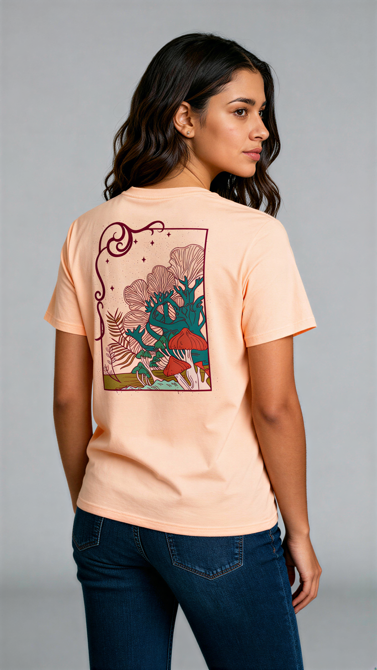 במבט מאחור, אישה לובשת חולצת כותנה אורגנית בצבע ורוד עם הדפס צבעוני של פטריות ועצים בעיצוב אמנותי מבית פיורלום.
