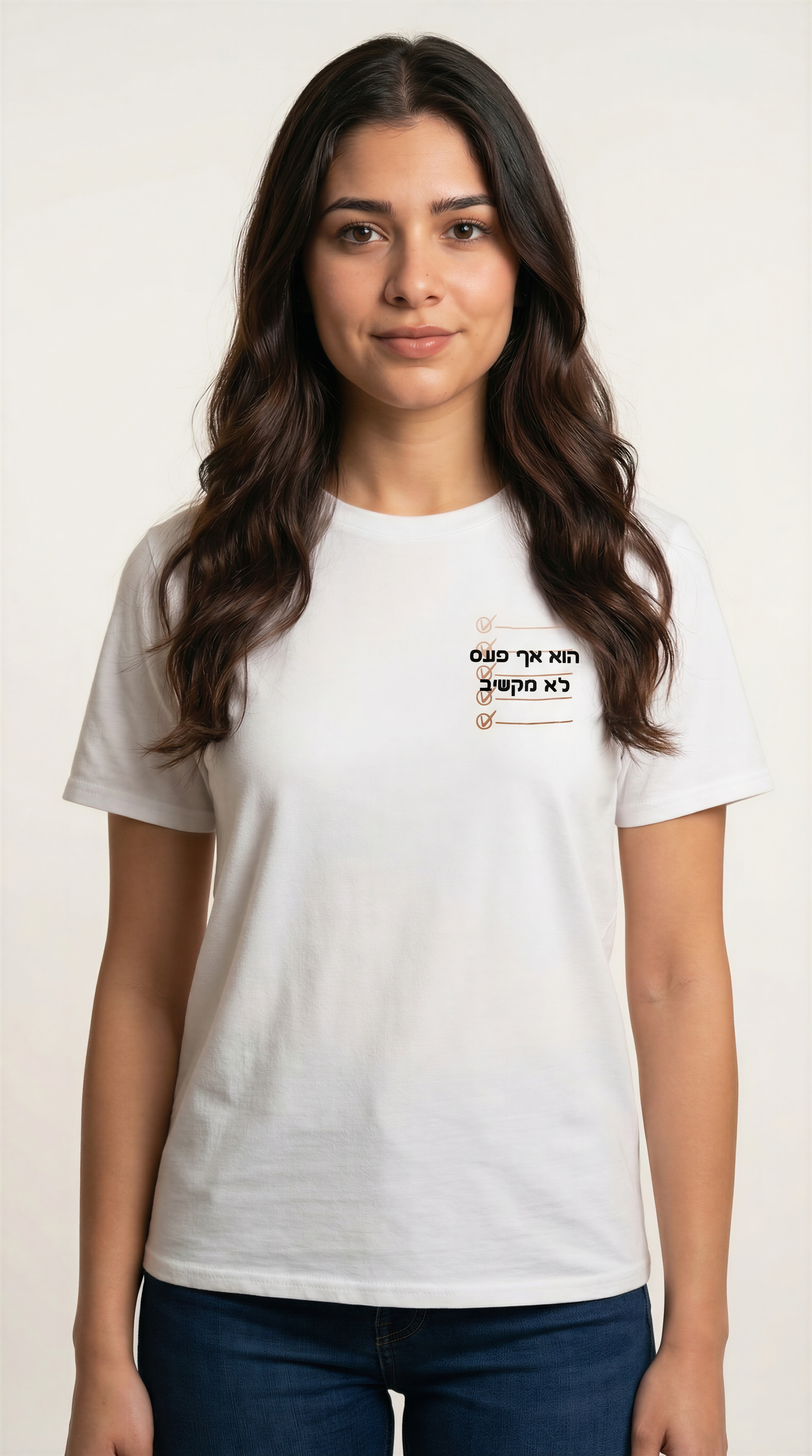 חולצת נשים לבנה עם כיתוב מצחיק "הוא אף פעם לא מקשיב", חלק מסט חולצות זוגות, דוגמנית לובשת חולצה איכותית מ-100% כותנה אורגנית.