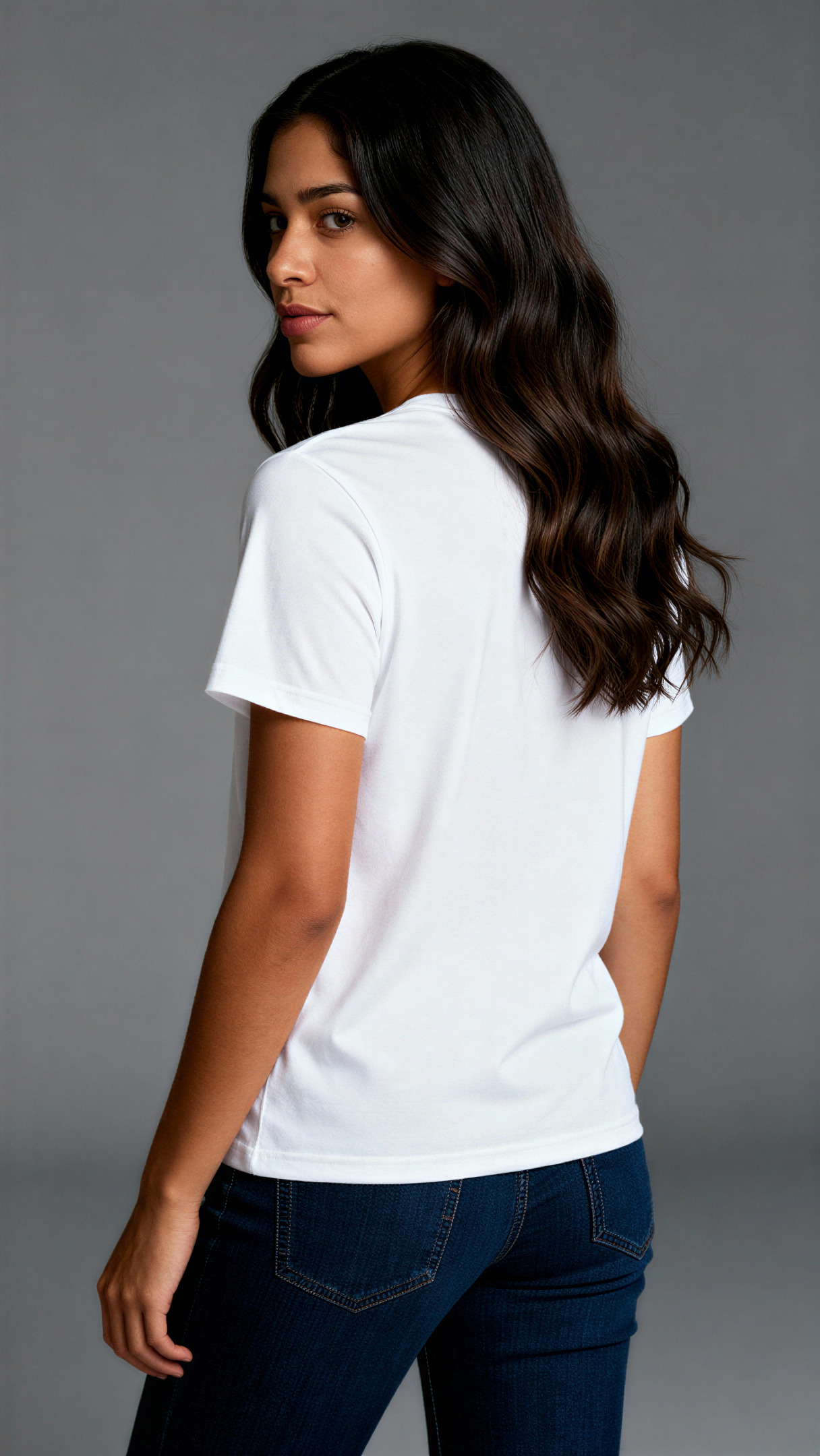 במבט מאחור, אישה לובשת חולצת כותנה אורגנית לבנה חלקה מבית פיורלום.