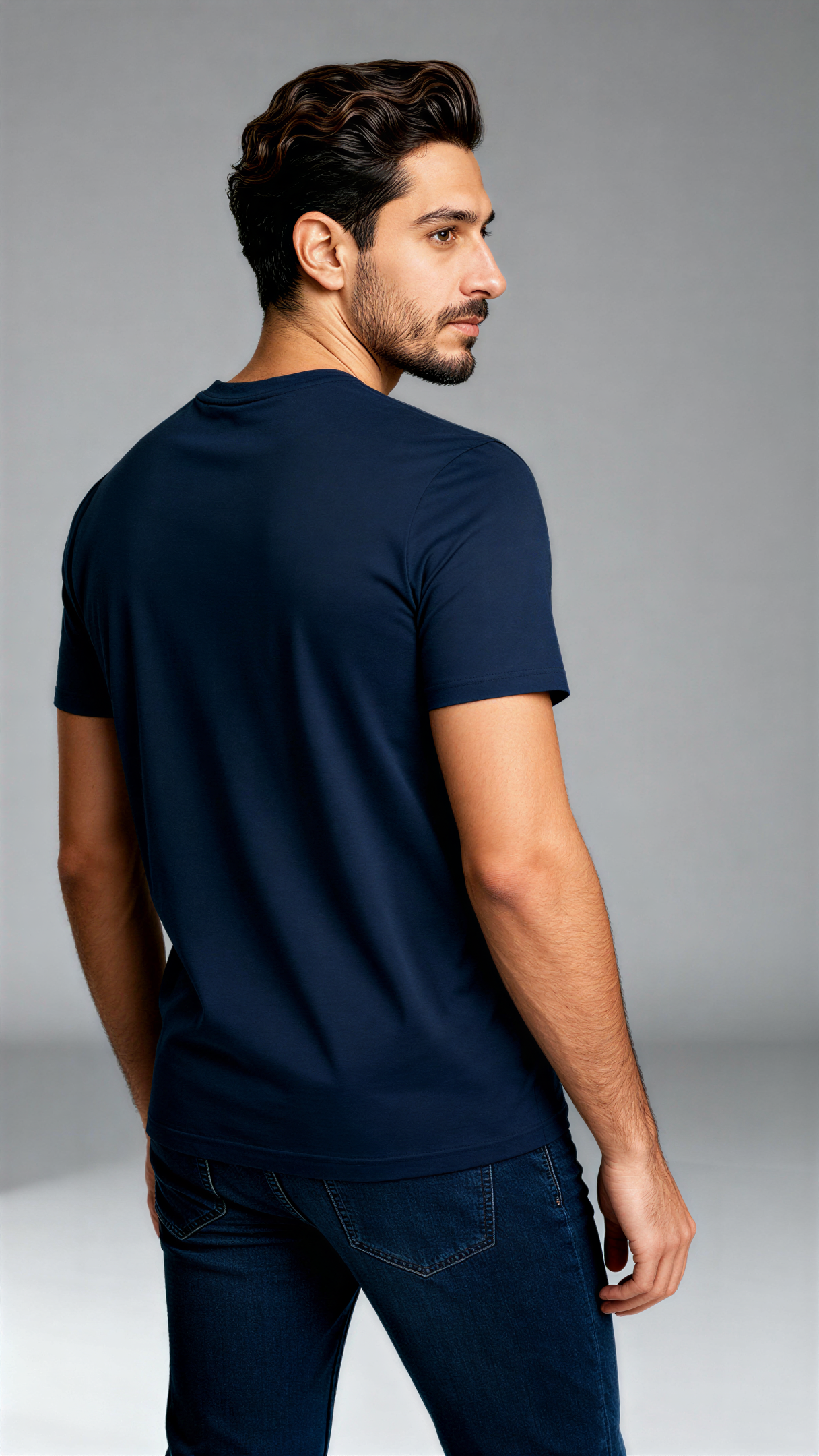 במבט אחורי, גבר לובש חולצת כותנה אורגנית כחולה כהה עם כיתוב לבן "Push Your Limits" מבית פיורלום.