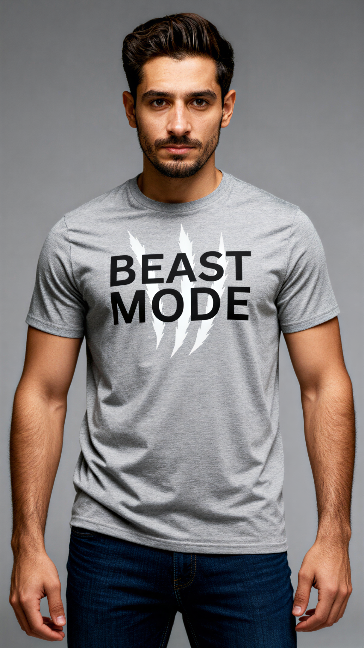במבט קדמי, גבר לובש חולצת כותנה אורגנית אפורה עם כיתוב שחור "Beast Mode" מבית פיורלום.