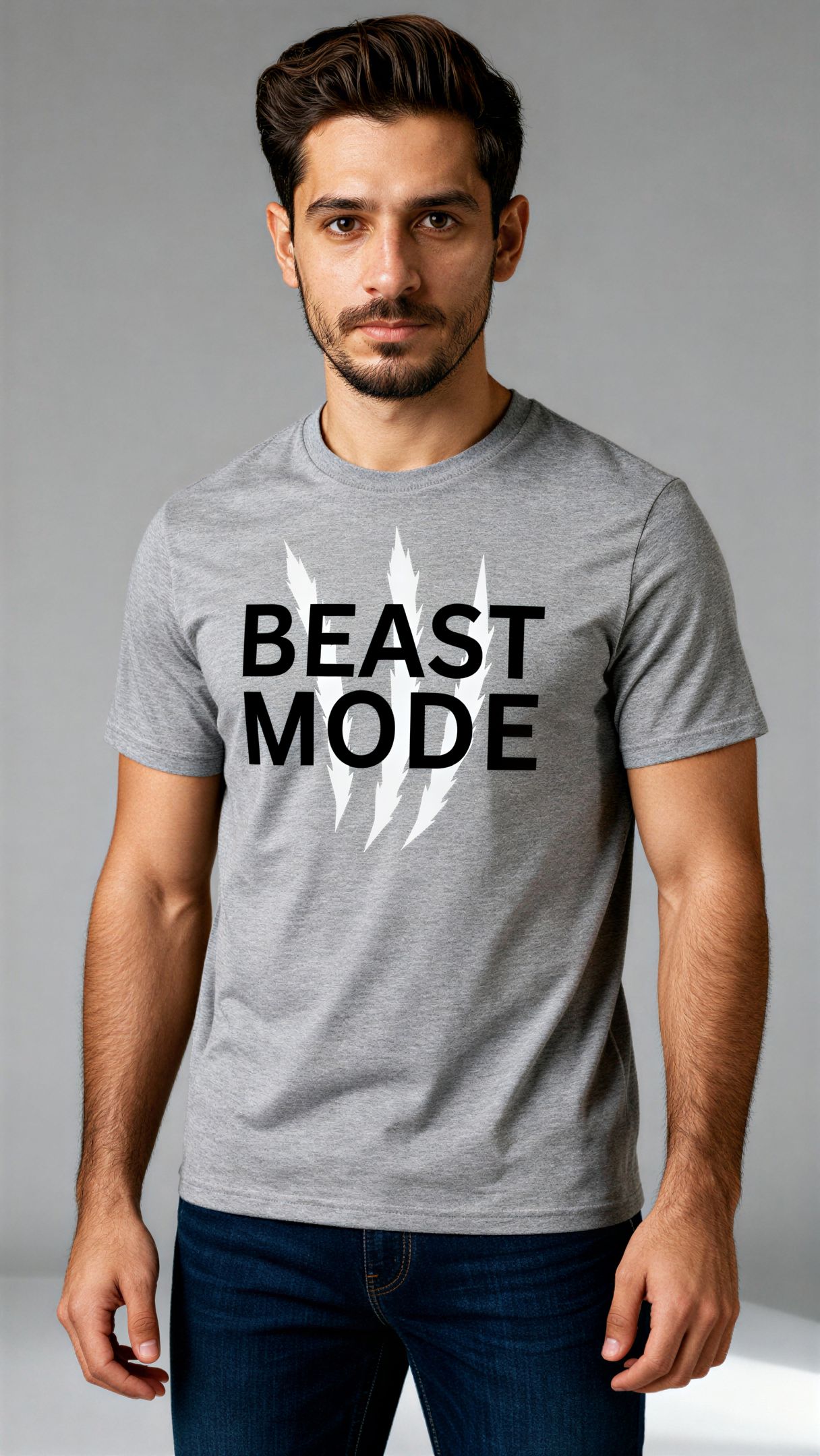 במבט קדמי, גבר לובש חולצת כותנה אורגנית אפורה עם כיתוב שחור "Beast Mode" מבית פיורלום.