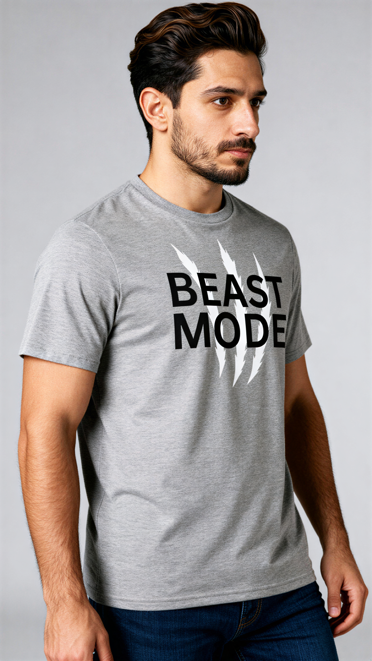 במבט צדדי, גבר לובש חולצת כותנה אורגנית אפורה עם כיתוב שחור "Beast Mode" מבית פיורלום.