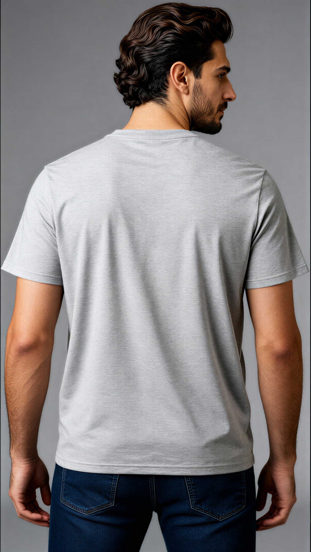 במבט אחורי, גבר לובש חולצת כותנה אורגנית אפורה עם כיתוב שחור "Beast Mode" מבית פיורלום.