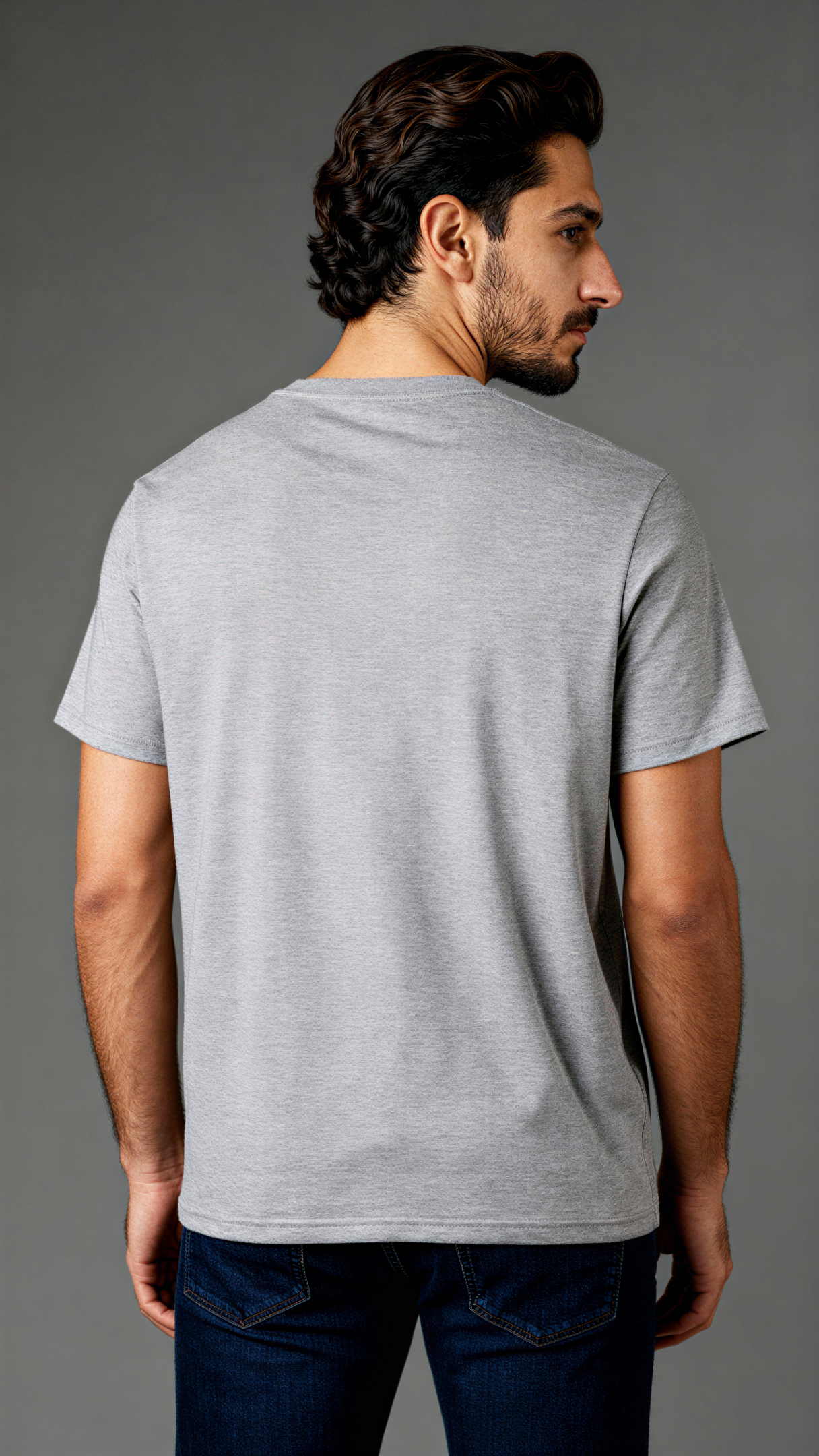 במבט אחורי, גבר לובש חולצת כותנה אורגנית אפורה עם כיתוב שחור "Beast Mode" מבית פיורלום.