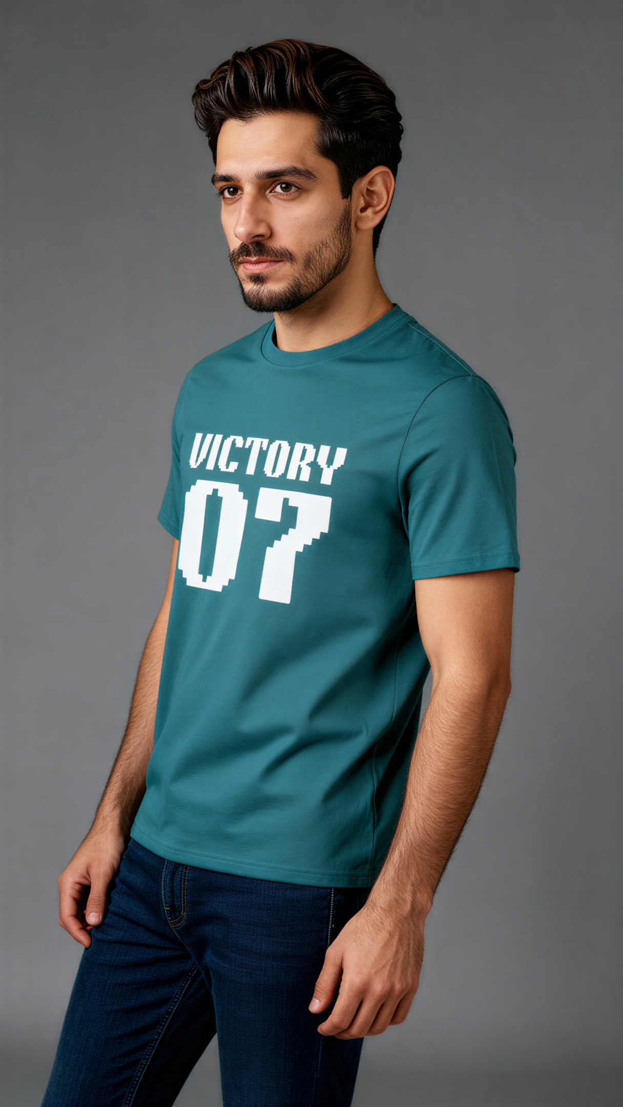 במבט צדדיי, גבר לובש חולצת כותנה אורגנית טורקיז עם כיתוב לבן "Victory 07" מבית פיורלום.