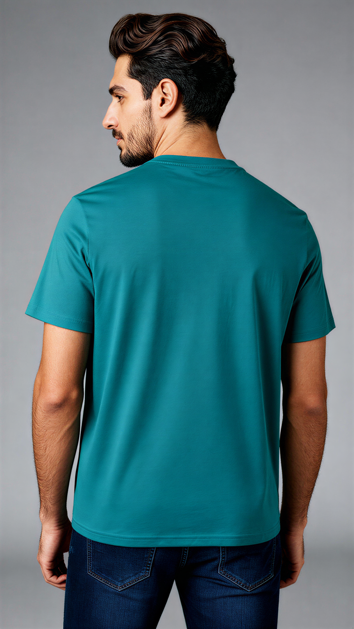 במבט אחורי, גבר לובש חולצת כותנה אורגנית טורקיז עם כיתוב לבן "Victory 07" מבית פיורלום.