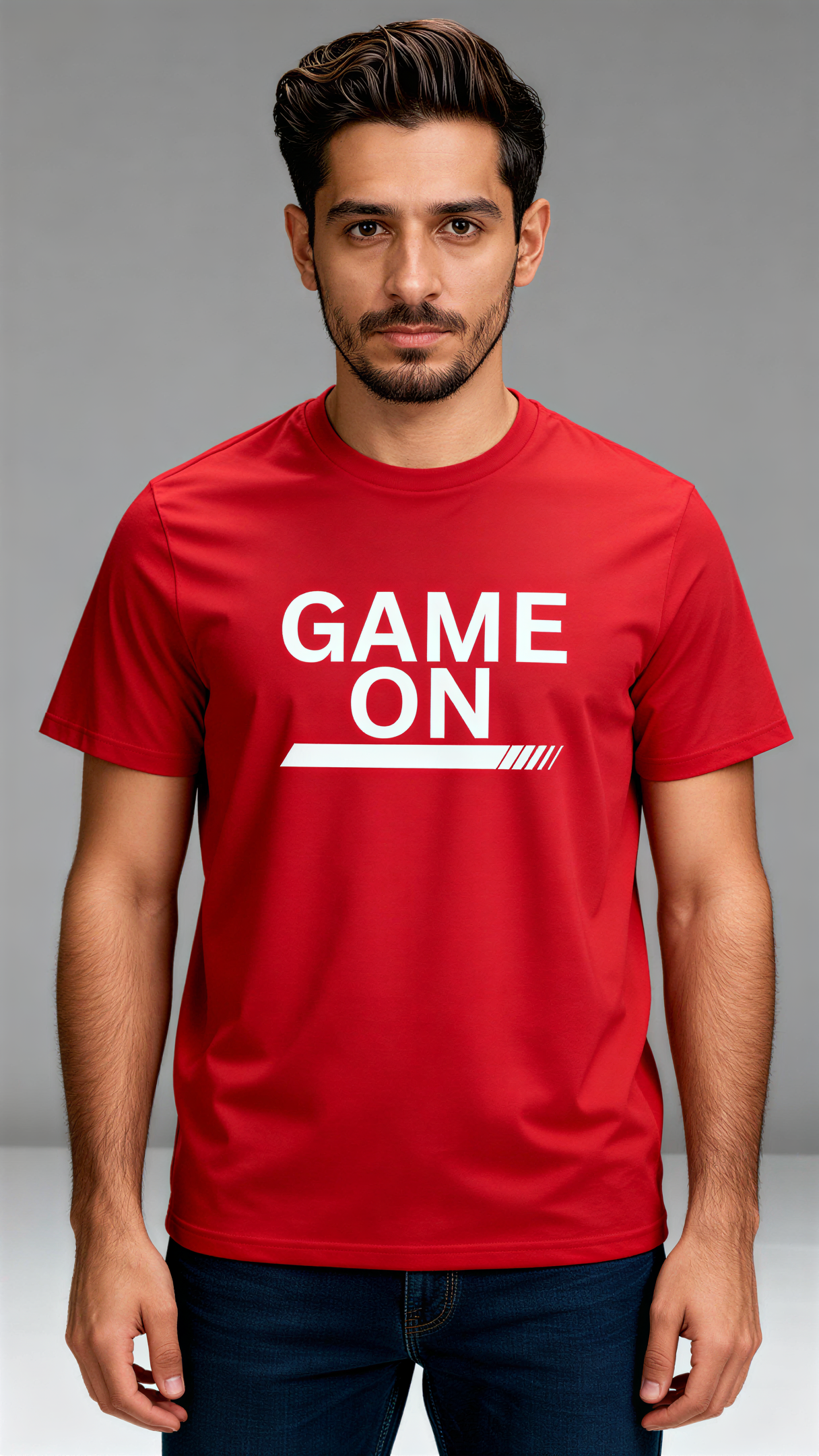 במבט קדמי, גבר לובש חולצת כותנה אורגנית אדומה עם כיתוב לבן "Game On" מבית פיורלום.