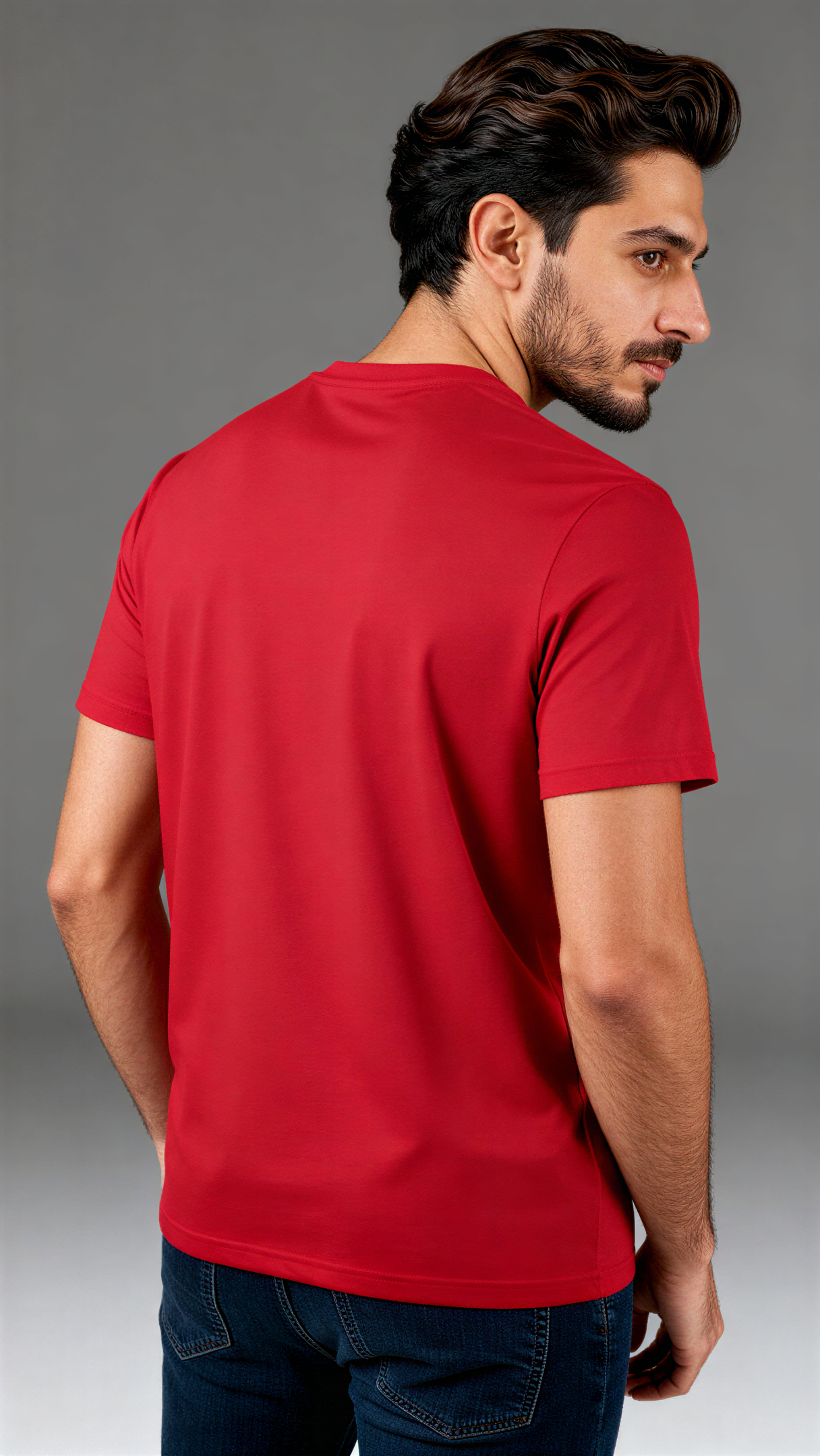 במבט טחורי, גבר לובש חולצת כותנה אורגנית אדומה עם כיתוב לבן "Game On" מבית פיורלום.