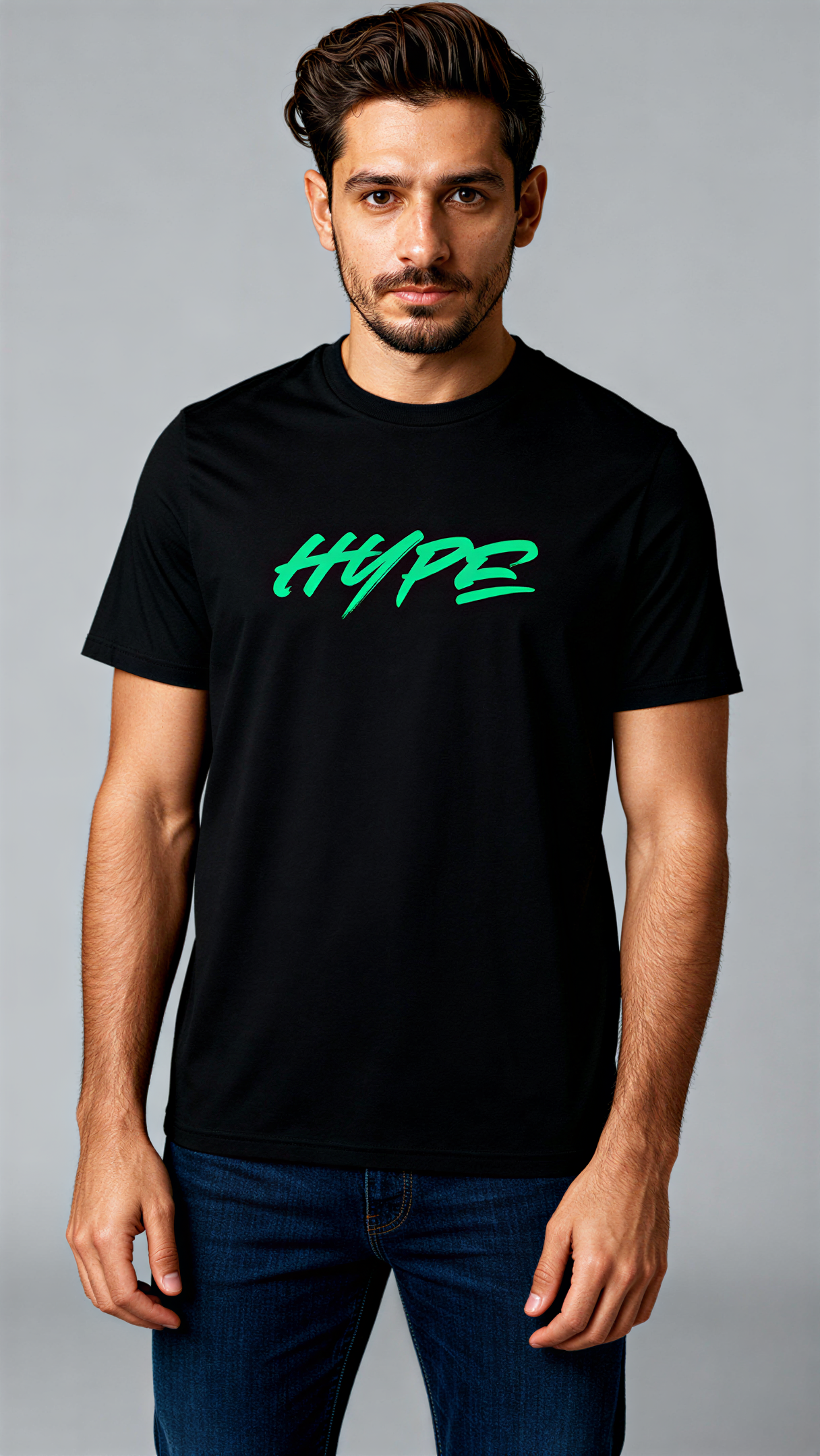במבט קדמי, גבר לובש חולצת כותנה אורגנית שחורה עם הדפס ירוק בוהק של המילה "HYPE" מבית פיורלום.