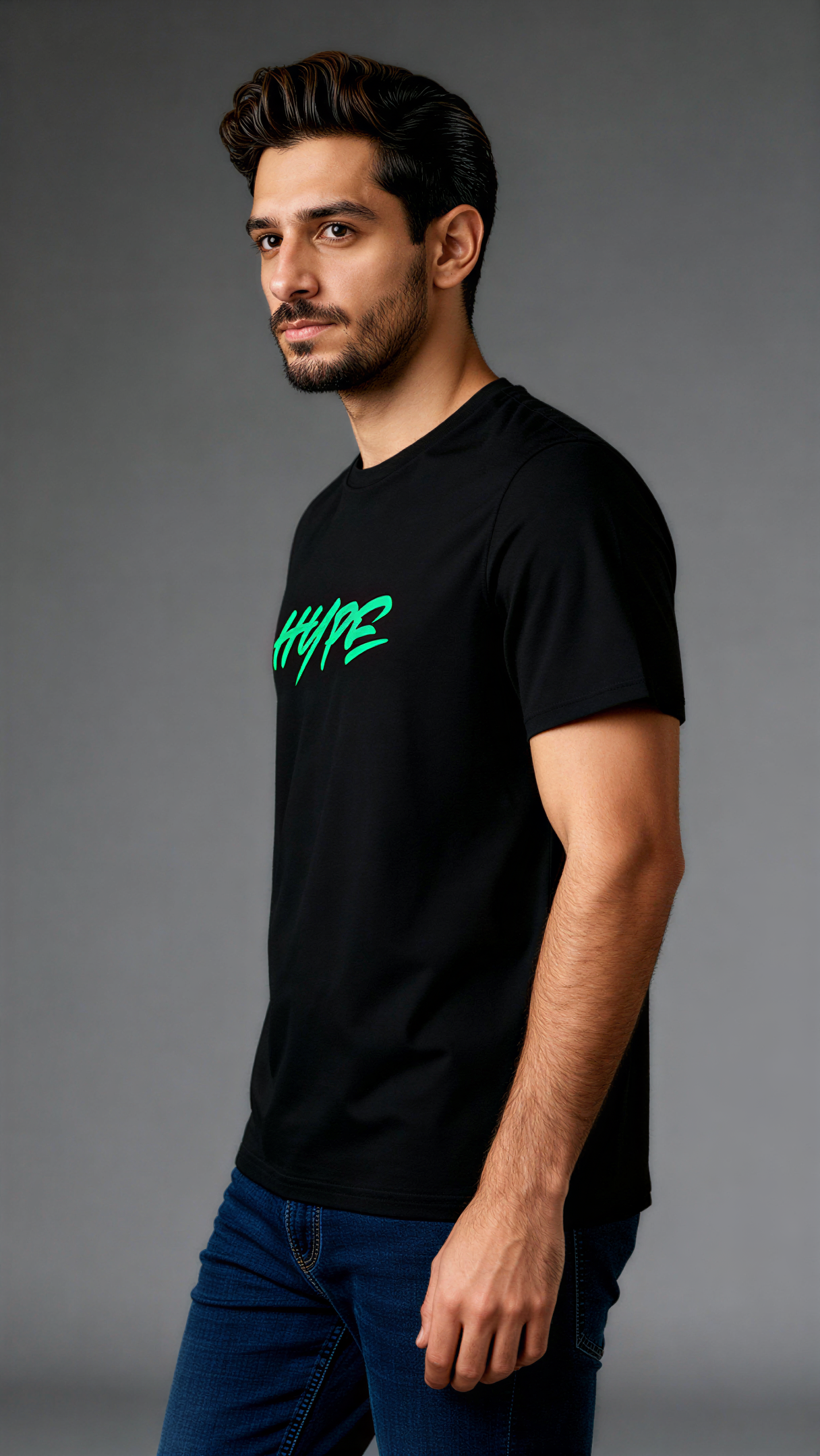 במבט צדדי, גבר לובש חולצת כותנה אורגנית שחורה עם הדפס ירוק בוהק של המילה "HYPE" מבית פיורלום.