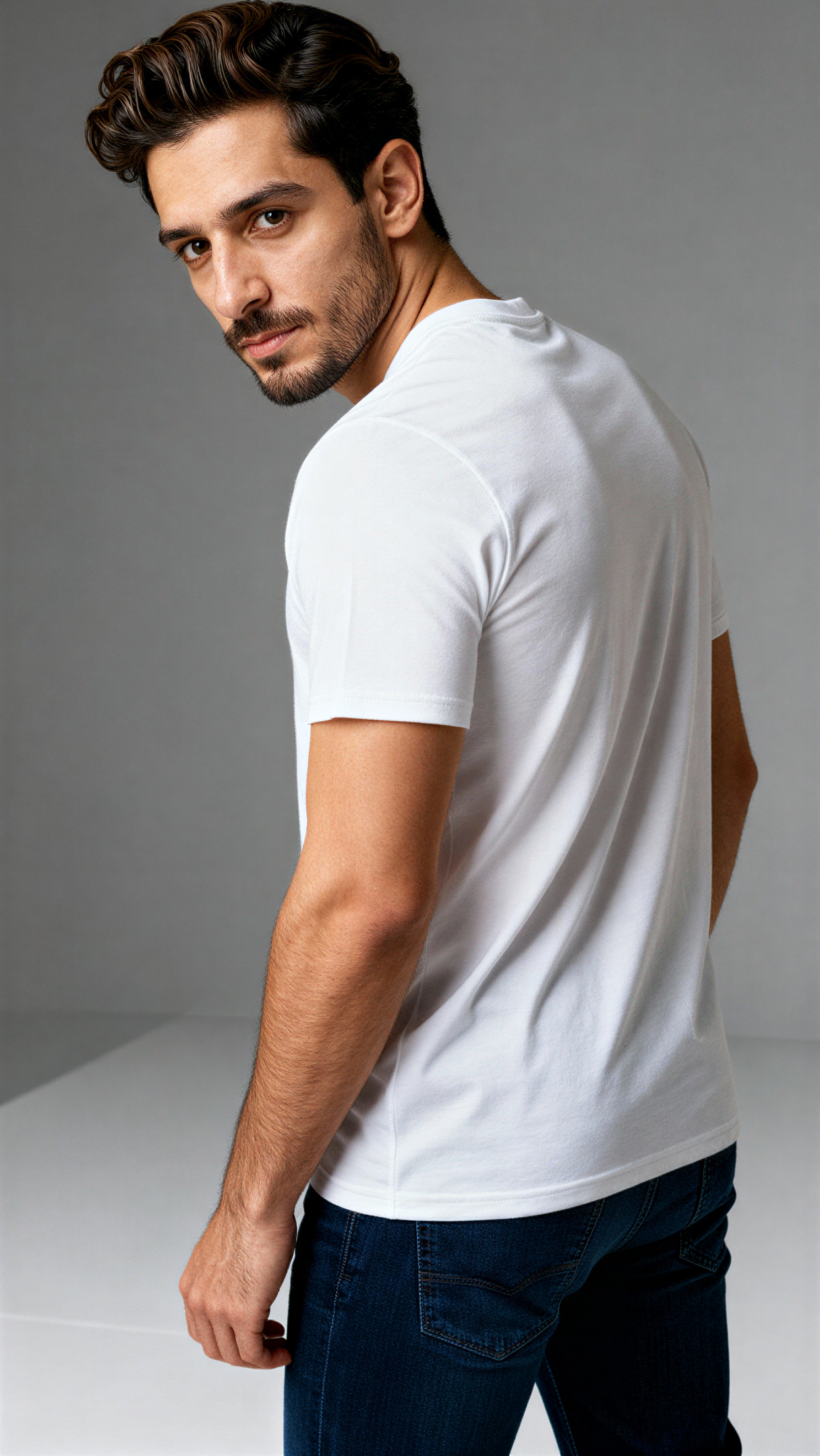 גבר לובש חולצת כותנה אורגנית לבנה עם הדפס ירוק "Positive Mind Positive Life" מבית פיורלום. מבט מאחור