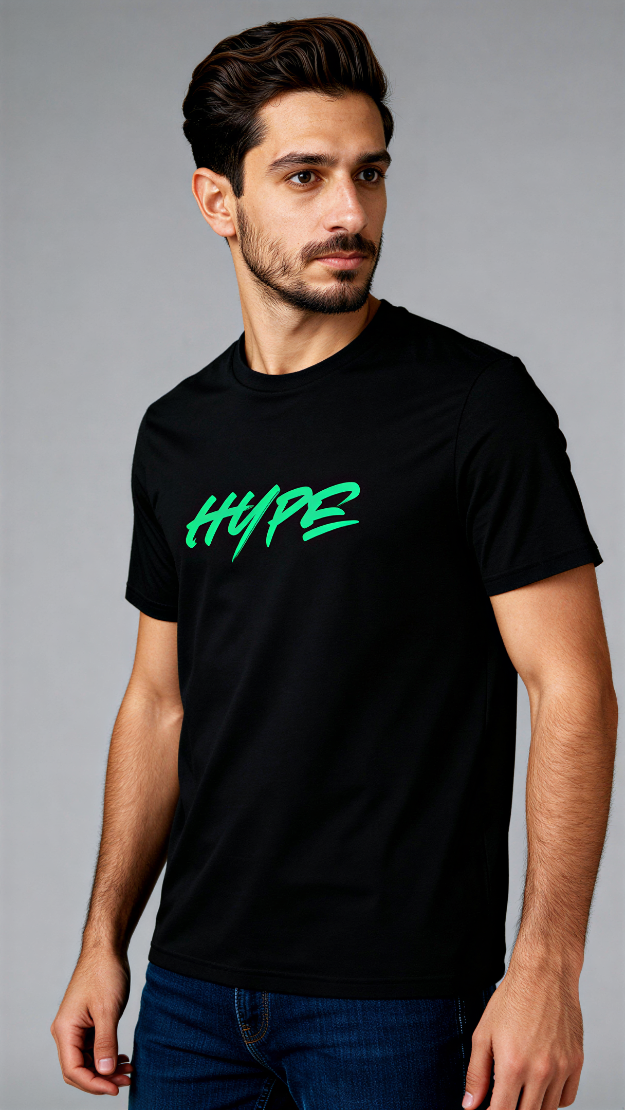 במבט קדמי, גבר לובש חולצת כותנה אורגנית שחורה עם הדפס ירוק בוהק של המילה "HYPE" מבית פיורלום.