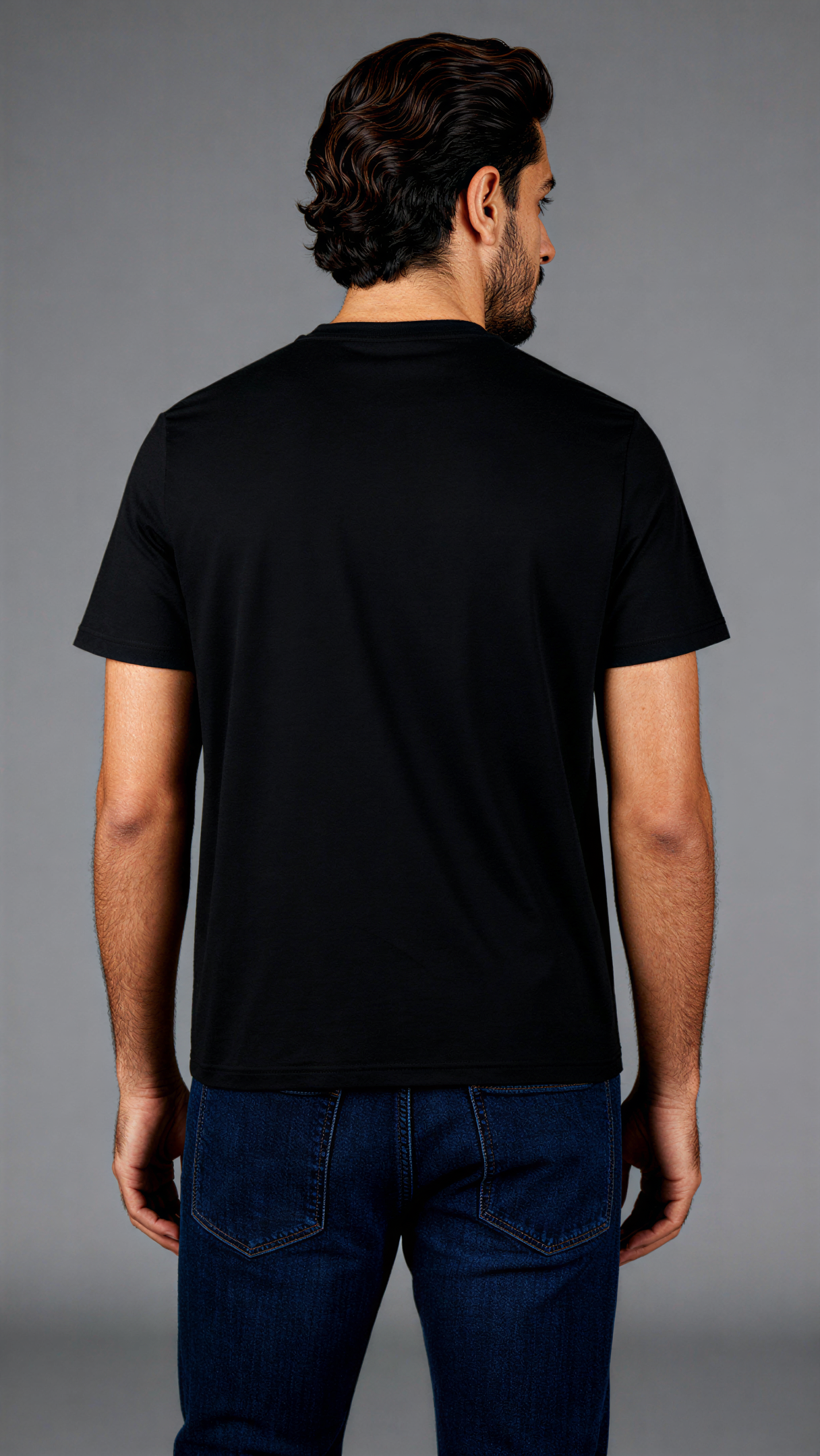 במבט מאחור, גבר לובש חולצת כותנה אורגנית שחורה חלקה מבית פיורלום.