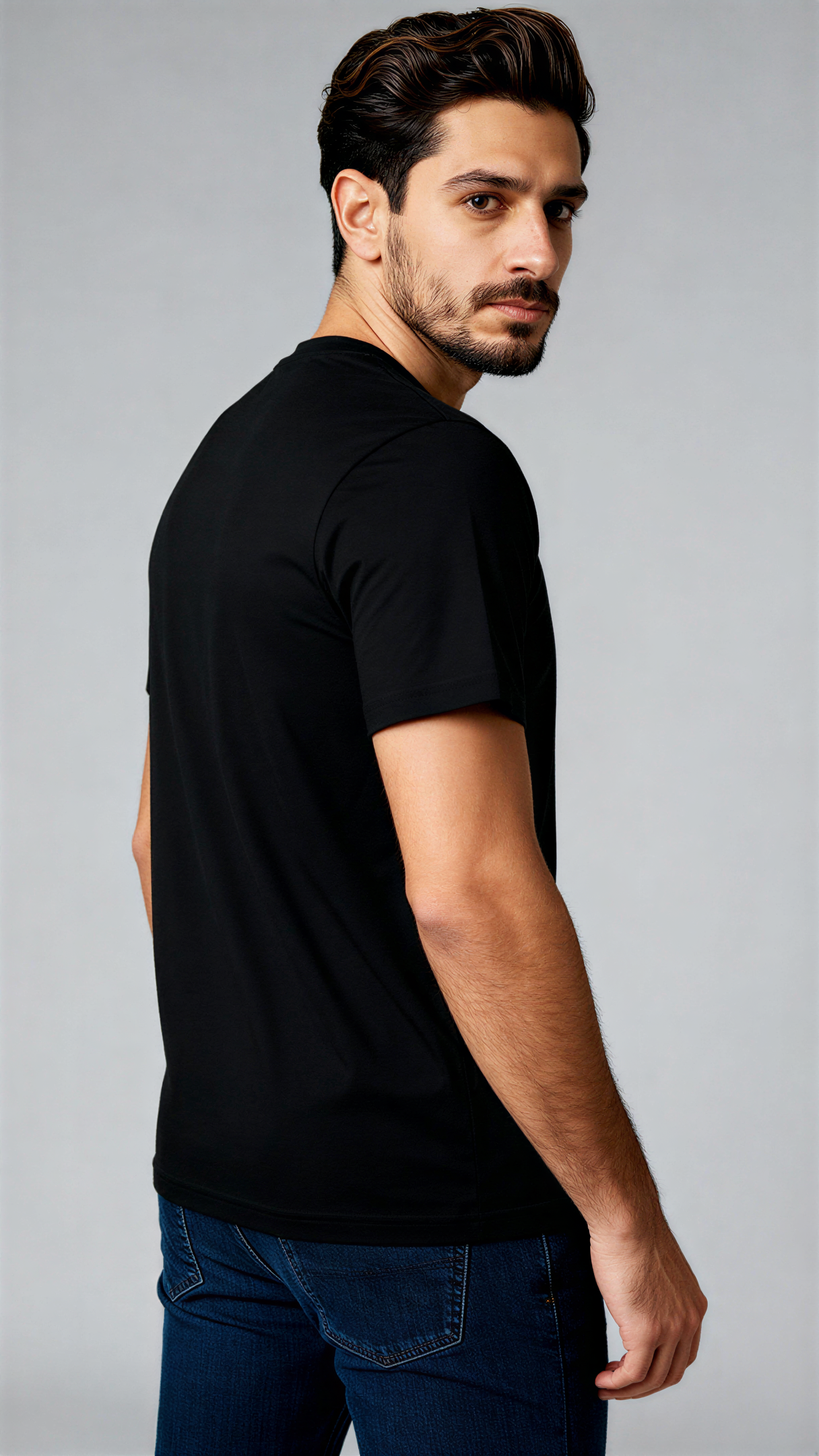 במבט מאחור, גבר לובש חולצת כותנה אורגנית שחורה חלקה מבית פיורלום.