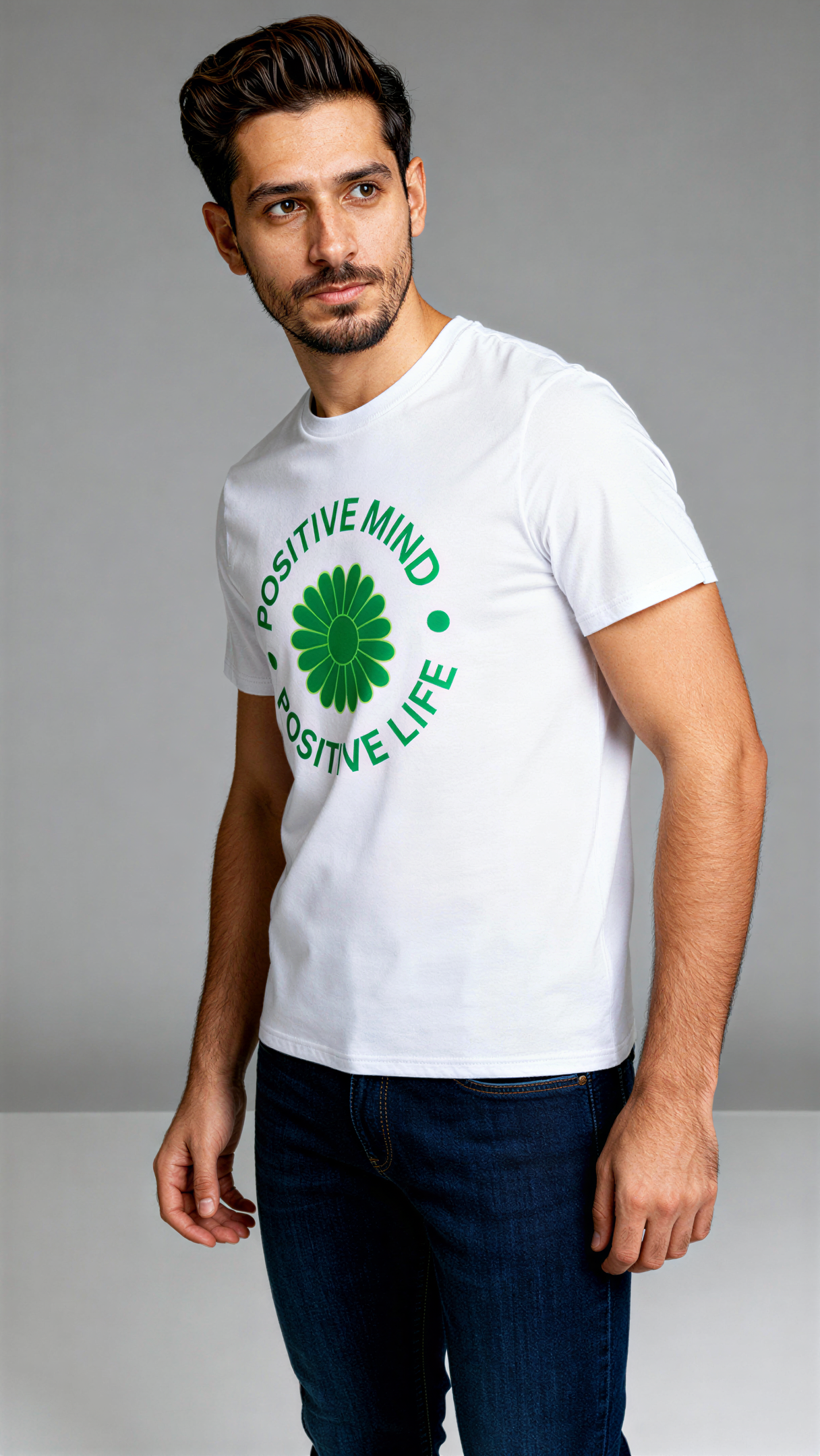 גבר לובש חולצת כותנה אורגנית לבנה עם הדפס ירוק "Positive Mind Positive Life" מבית פיורלום. מבט מלפנים