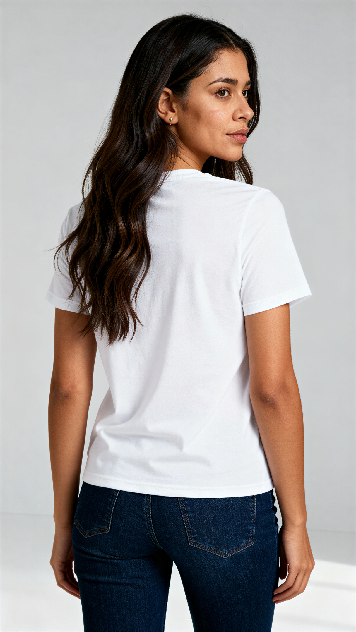 במבט מאחור, אישה לובשת חולצת כותנה אורגנית לבנה חלקה מבית פיורלום.