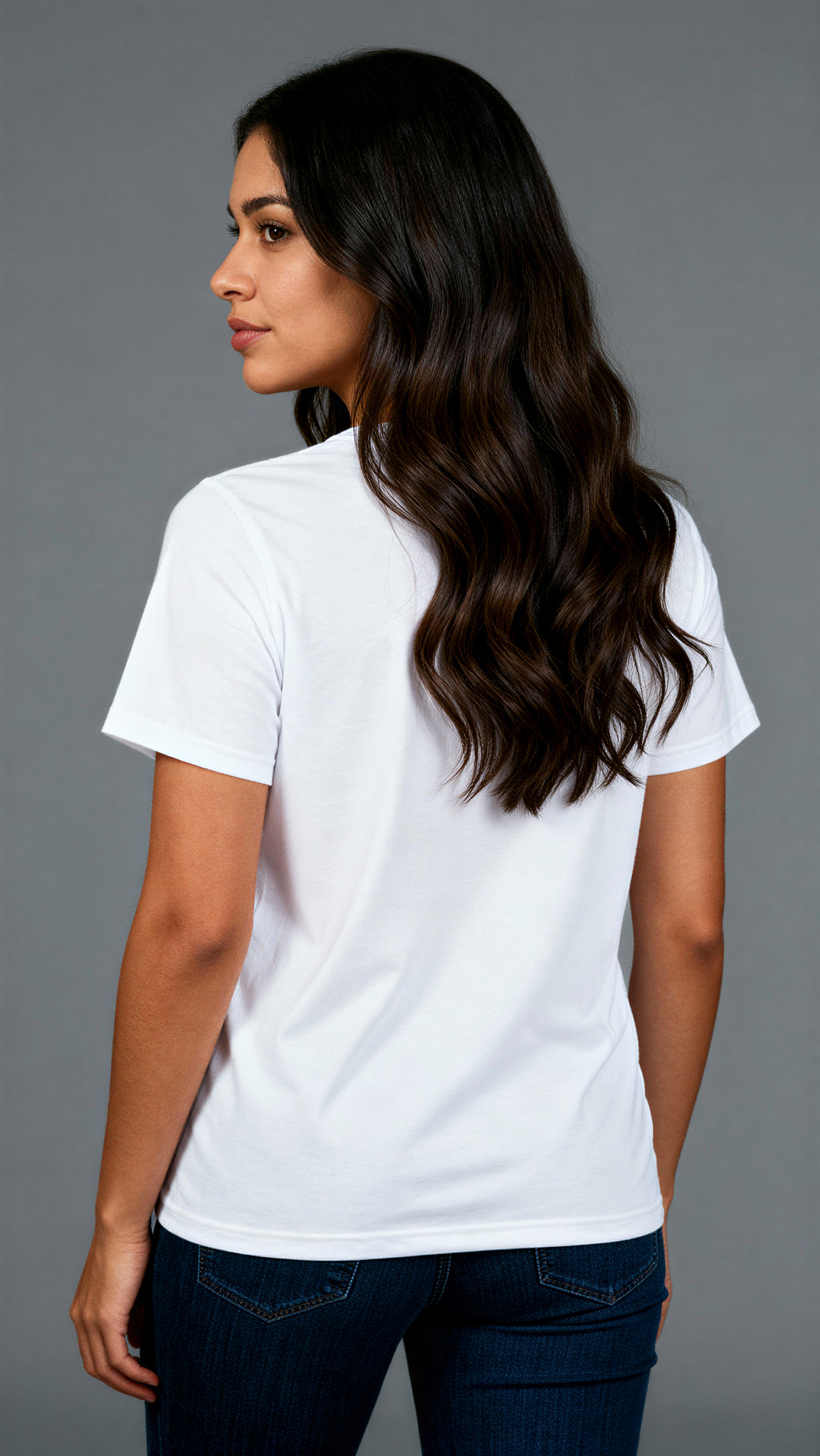 במבט מאחור, אישה לובשת חולצת כותנה אורגנית לבנה חלקה מבית פיורלום.