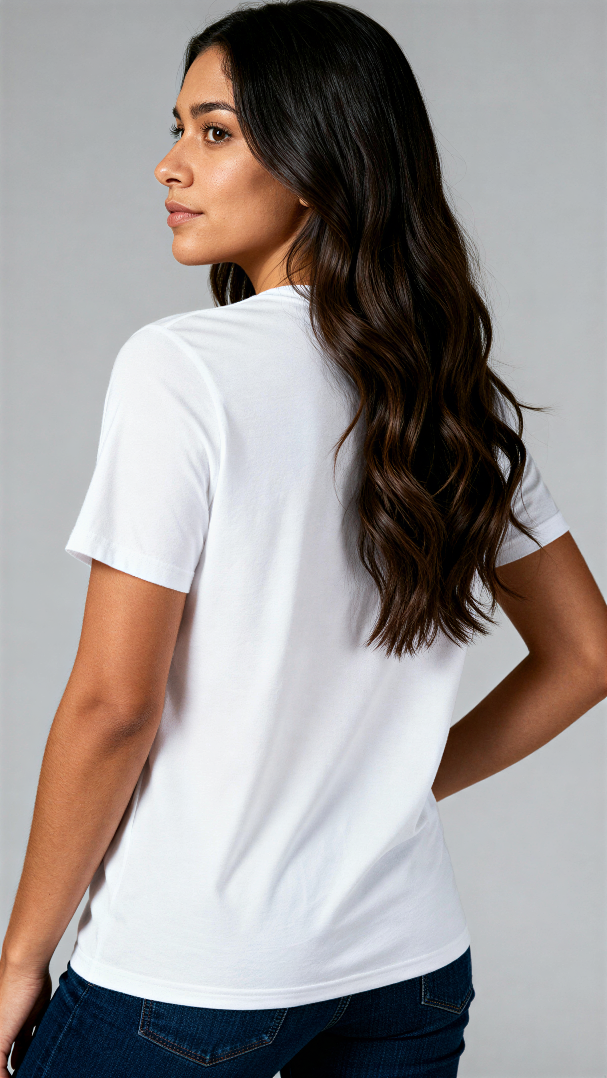 במבט מאחור, אישה לובשת חולצת כותנה אורגנית לבנה חלקה מבית פיורלום.