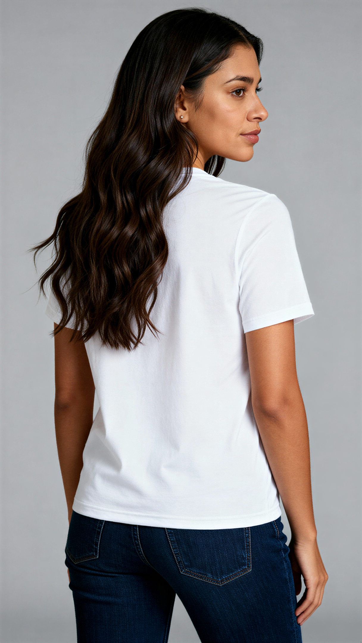 במבט מאחור, אישה לובשת חולצת כותנה אורגנית לבנה חלקה מבית פיורלום.