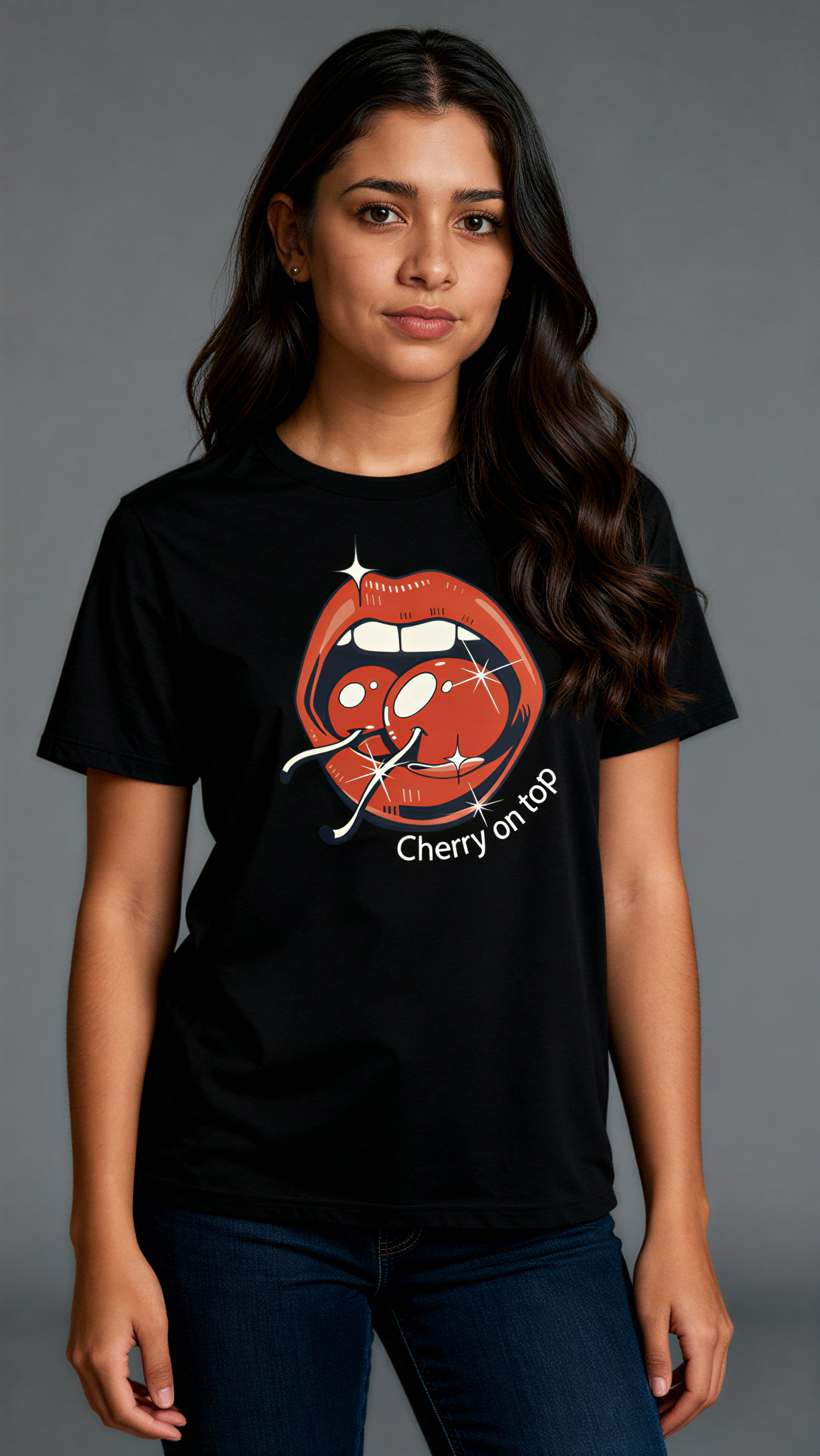 במבט קדמי, אישה לובשת חולצת כותנה אורגנית שחורה עם הדפס צבעוני של פה פתוח עם דובדבנים וכיתוב "Cherry on top" מבית פיורלום.
