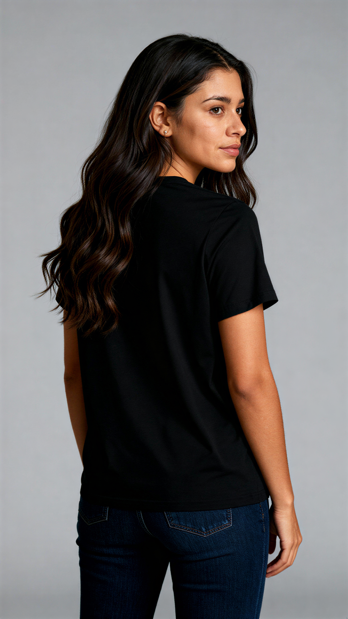 במבט מאחור, אישה לובשת חולצת כותנה אורגנית שחורה חלקה מבית פיורלום.