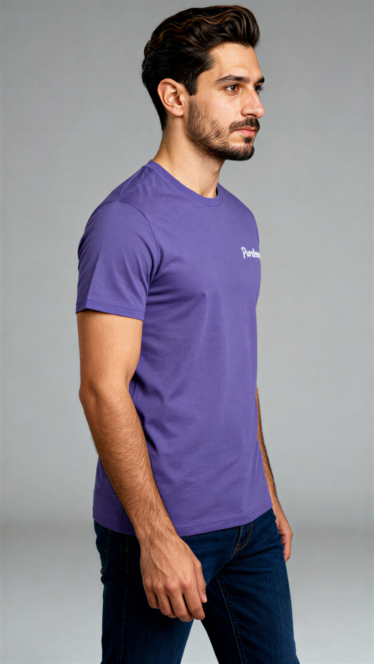 במבט צדדי, גבר לובש חולצת כותנה אורגנית סגולה עם לוגו לבן "Pureloom" בצד שמאל של החזה מבית פיורלום.