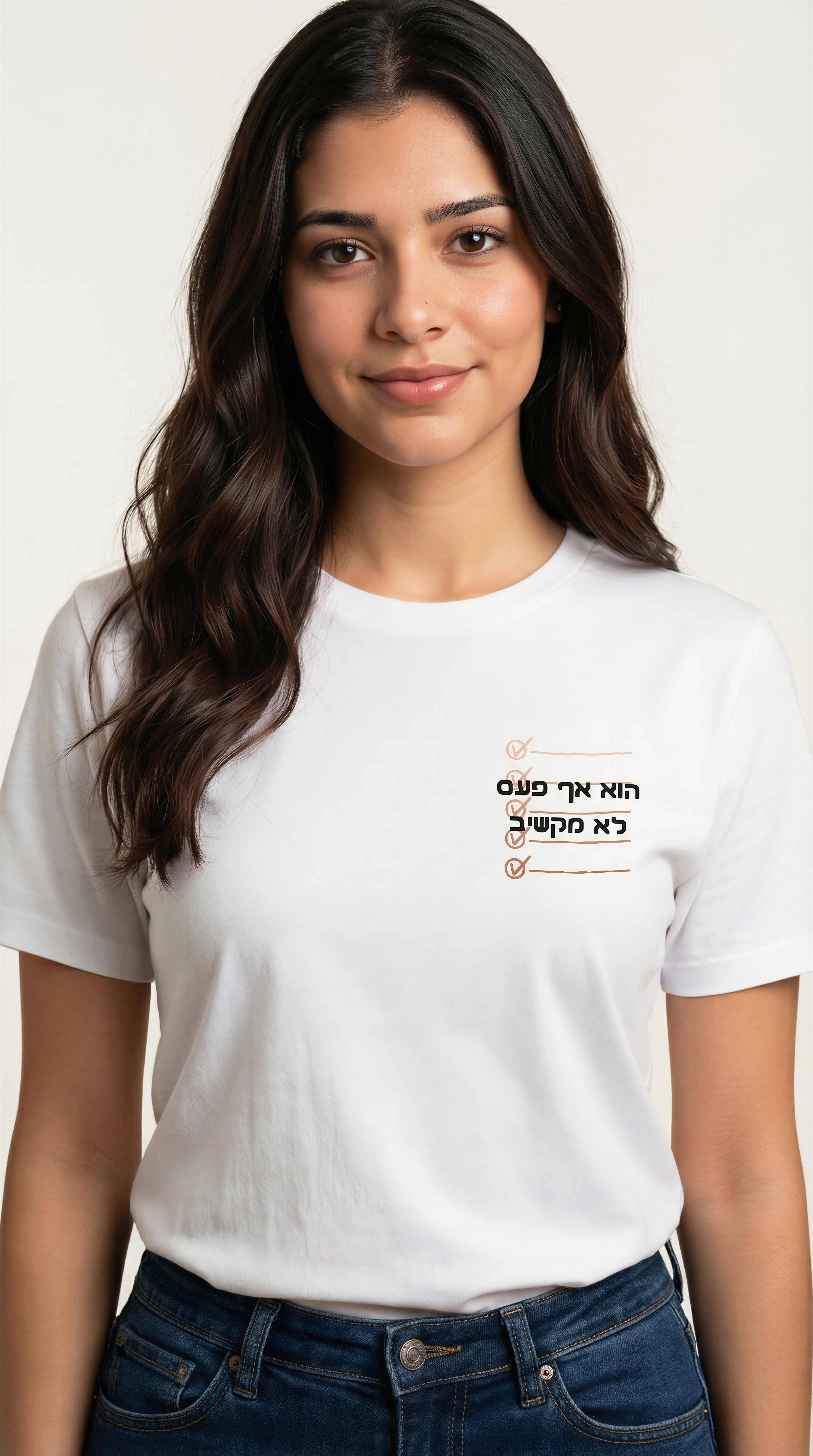 חולצת נשים לבנה עם כיתוב מצחיק "הוא אף פעם לא מקשיב", חלק מסט חולצות זוגות, דוגמנית לובשת חולצה איכותית מ-100% כותנה אורגנית.